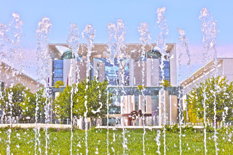 Christina Hanf - Kanzleramt Berlin mit Springbrunnen