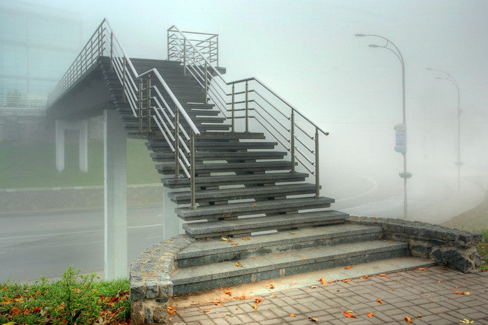 Oleg Zharii - Fussgängerbrücke im Nebel